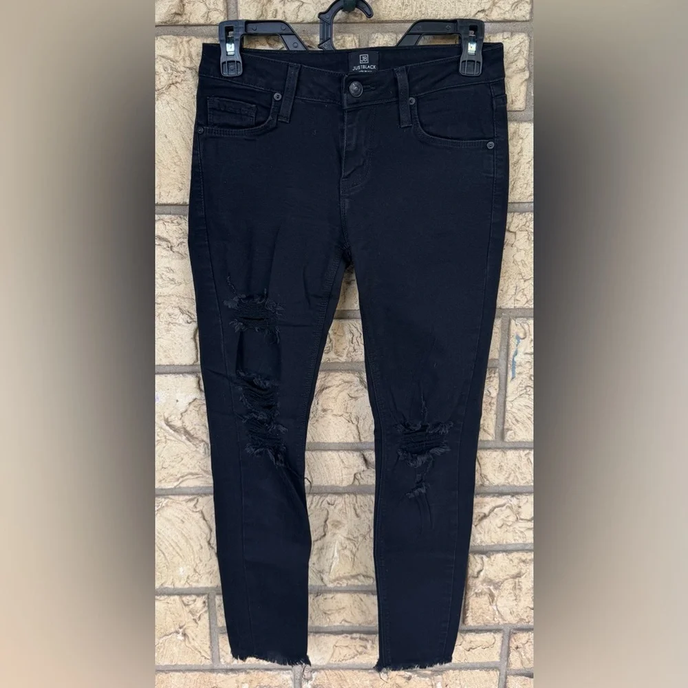 Just Black Denim Jeans Distressed Jeans comfy in style Size 25 Raw hem